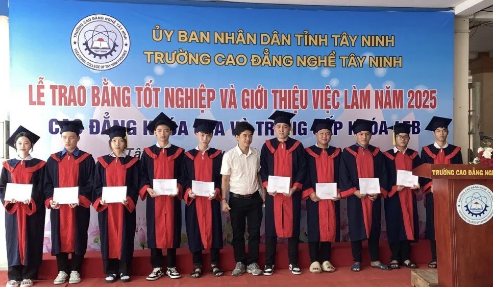 Lễ trao bằng tốt nghiệp và giới thiệu việc làm cho các học viên ở tỉnh Tây Ninh