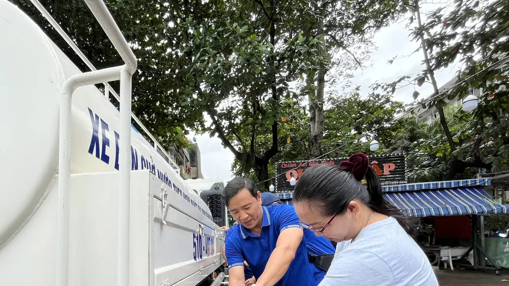 Người dân cư xá Thanh Đa nhận túi nước đề phòng sự cố mất nước diện rộng tại chương trình diễn tập