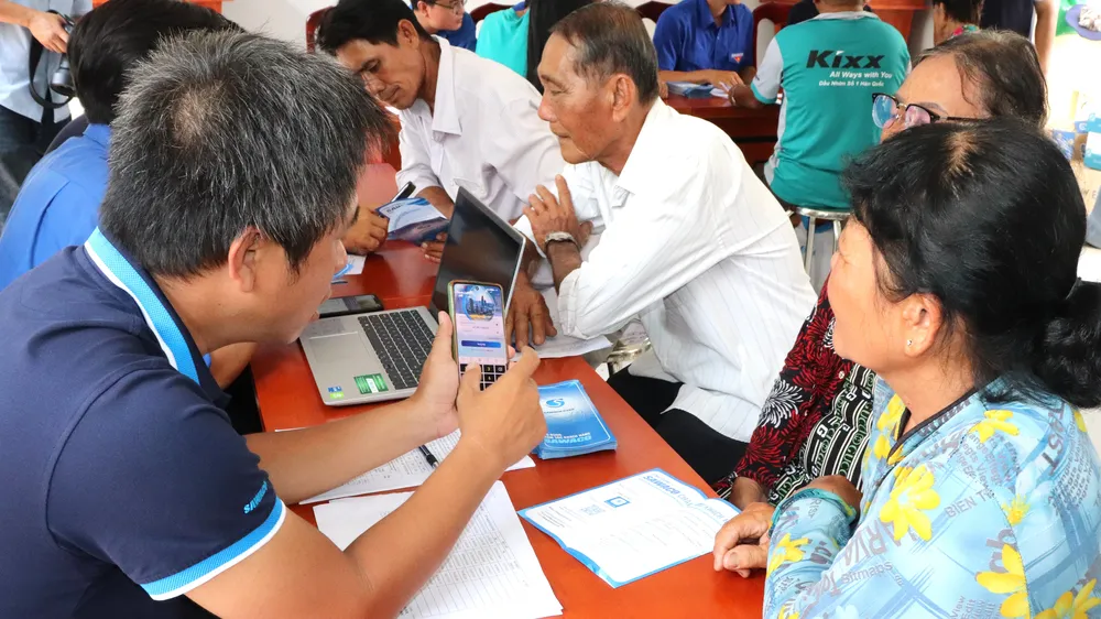 Người dân cù lao Mỹ Khánh cài app SAWACO CSKH và tìm hiểu cách sử dụng