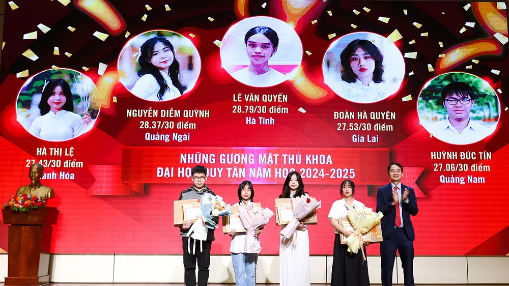 Lãnh đạo ĐH Duy Tân trao học bổng cho sinh viên năm học 2024-2025
