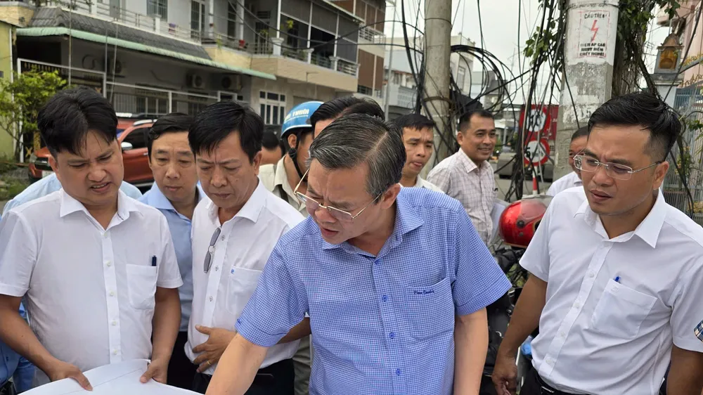 Chủ tịch UBND TP Cần Thơ Trương Cảnh Tuyên (thứ hai, từ phải sang) cùng đoàn công tác khảo sát dự án nâng cấp, mở rộng quốc lộ 91