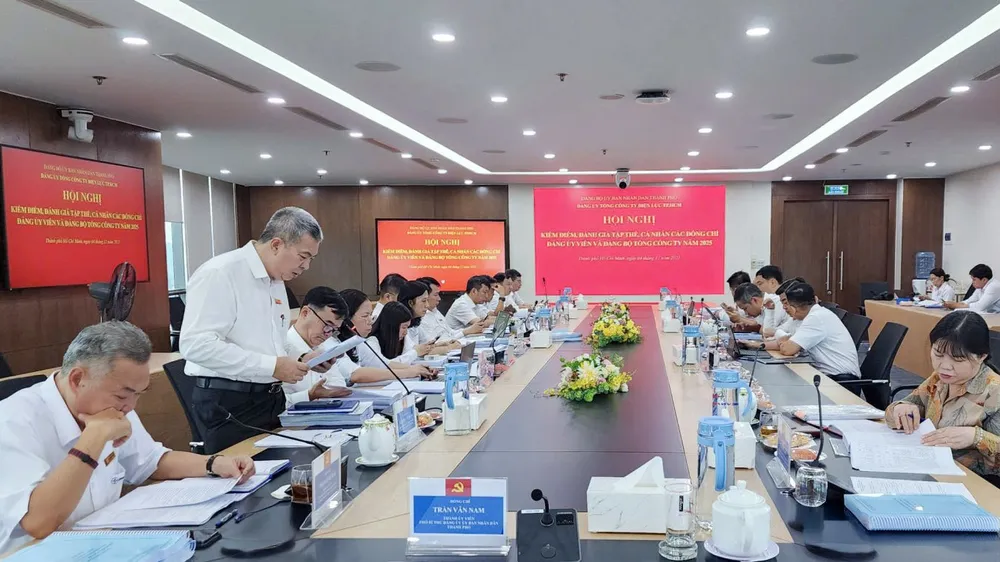 Ông Nguyễn Văn Thanh, Phó Bí thư Đảng ủy, Tổng Giám đốc EVNHCMC báo cáo tại hội nghị