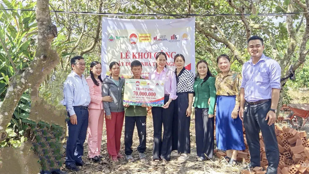 UBND xã Ea Knốp khởi công nhà tình nghĩa cho các hộ nghèo