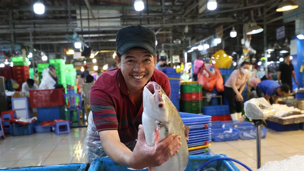 Tiểu thương tại chợ đầu mối nông sản thực phẩm Bình Điền