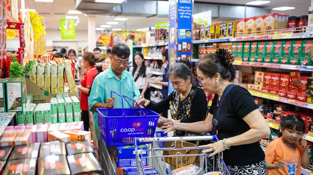 Khách hàng mua sắm tại Co.opmart tận dụng ưu đãi để tiết kiệm chi tiêu gia đình