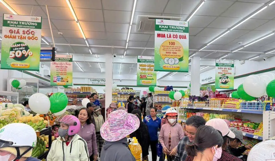 Co.op Food Thanh Hà thu hút khách mua sắm