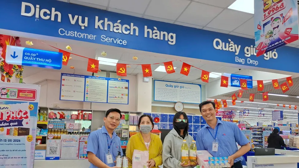 Khách hàng hào hứng đổi quà tại một siêu thị Co.opmart