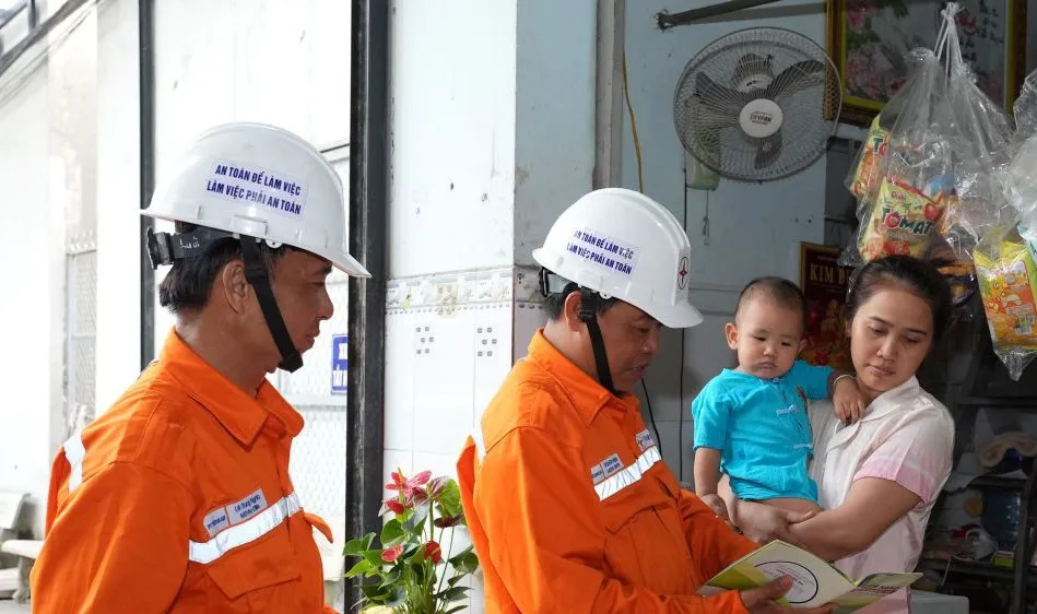Nhân viên EVNHCMC tuyên truyền tiết kiệm điện đến các hộ dân