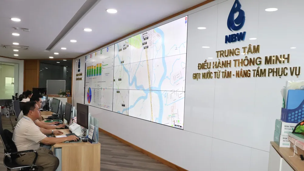 Nhân viên kỹ thuật Công ty CP Cấp nước Nhà Bè theo dõi các dữ liệu tại Trung tâm điều hành thông minh