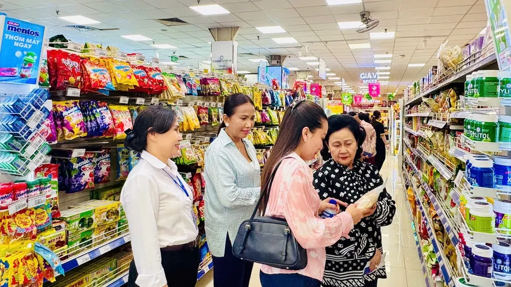 Đoàn đại biểu Campuchia tham quan siêu thị Co.opmart Nguyễn Đình Chiểu