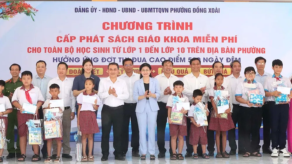Lãnh đạo TP Đồng Nai dự lễ ra mắt mô hình Thư viện sách giáo khoa dùng chung ở phường Đồng Xoài. Ảnh Quang Minh