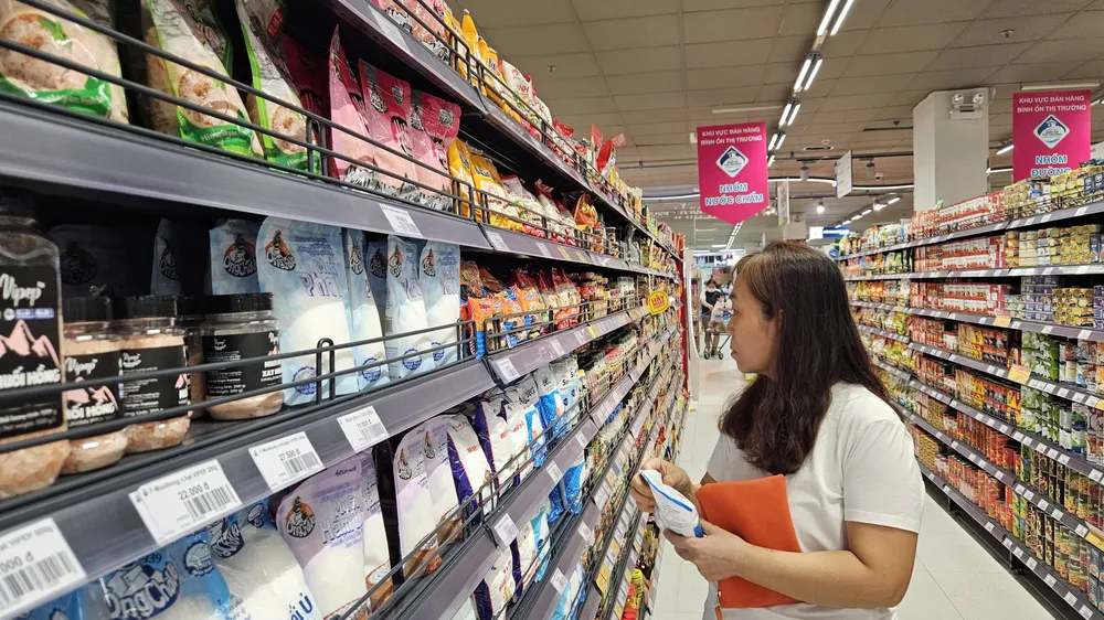 Nhiều sản phẩm mới được Co.opmart giảm giá mạnh (ẢNH: PHƯƠNG CHI)