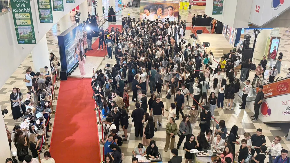 Sảnh chờ Trung tâm thương mại SC VivoCity TPHCM treo các màn hình quảng bá thương hiệu - Ảnh: SC