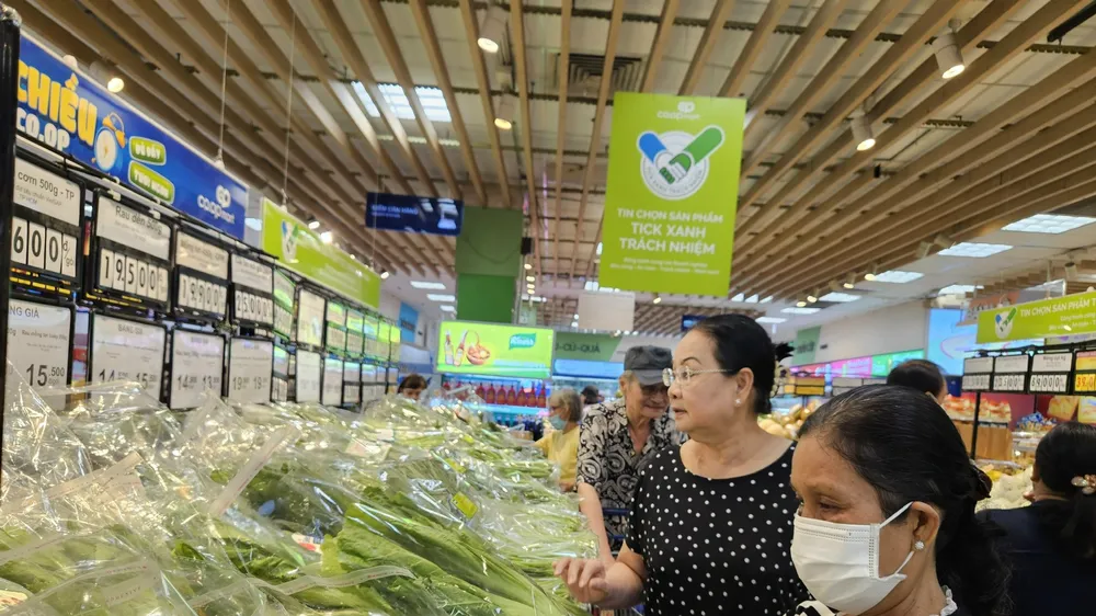 Hàng hóa đạt chuẩn xanh bán trong siêu thị Co.opmart (ẢNH: MINH LAN)