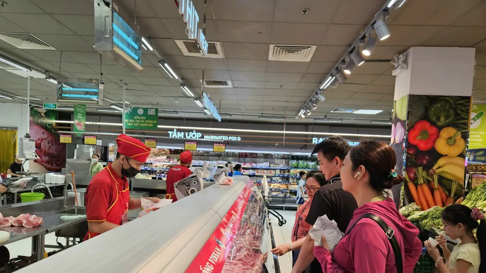 Người tiêu dùng yên tâm hơn khi chọn thực phẩm ở siêu thị (PHÚC ANH)