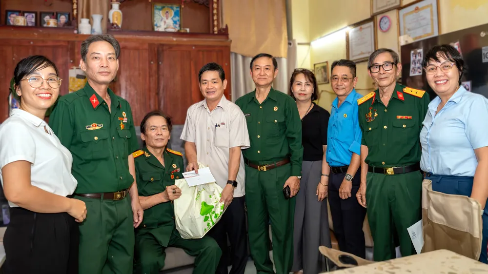 Tổng Giám đốc SATRA Lâm Quốc Thanh (giữa) thăm và tặng quà thương bệnh binh Bùi Văn Nguyên. Ảnh: SATRA