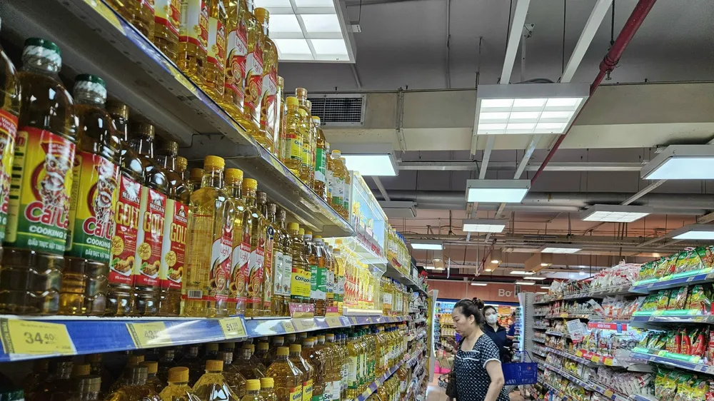 Người iêu dùng lựa chọn dầu ăn tại kênh siêu thị (ẢNH: KHÁNH MY)