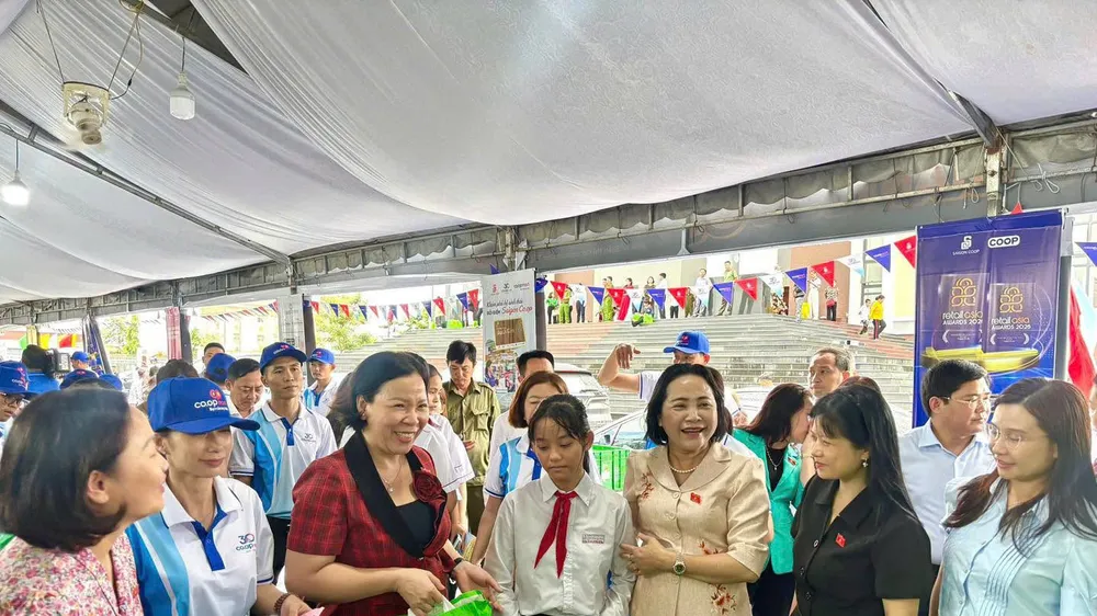 Các gia đình chính sách và người dân có hoàn cảnh khó khăn trên địa bàn TP. Cần Thơ mua hàng tại Phiên chợ 0 đồng - Ảnh: MINH CHÂU
