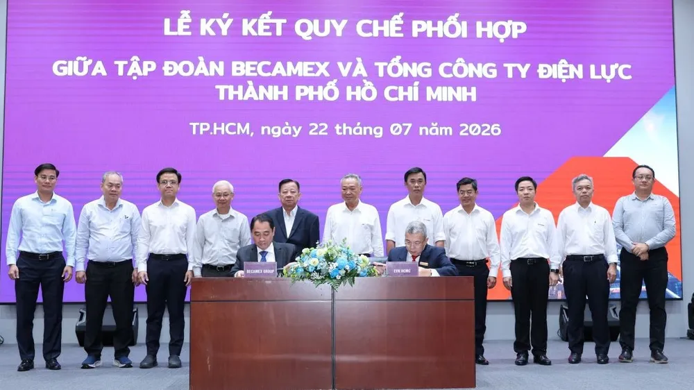 Tổng Giám đốc EVNHCMC và Tổng Giám đốc Becamex Group ký kết Quy chế phối hợp dưới sự chứng kiến của ban lãnh đạo hai đơn vị (ẢNH: DUY ĐOÀN)