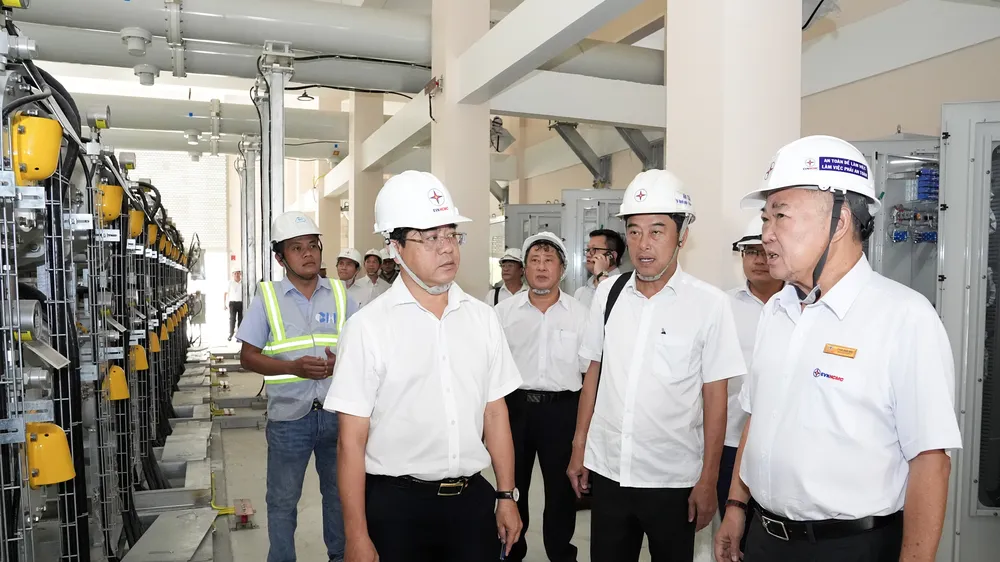 Ông Phạm Quốc Bảo, Chủ tịch HĐTV EVNHCMC (bìa phải) kiểm tra tiến độ dự án Trạm 220kV Vĩnh Lộc (ẢNH: T.THIỆN)