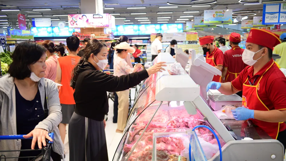 Hàng hóa vào siêu thị được truy xuất theo các tiêu chuẩn nghiêm ngặt (ẢNH: HỒNG CHÂU)