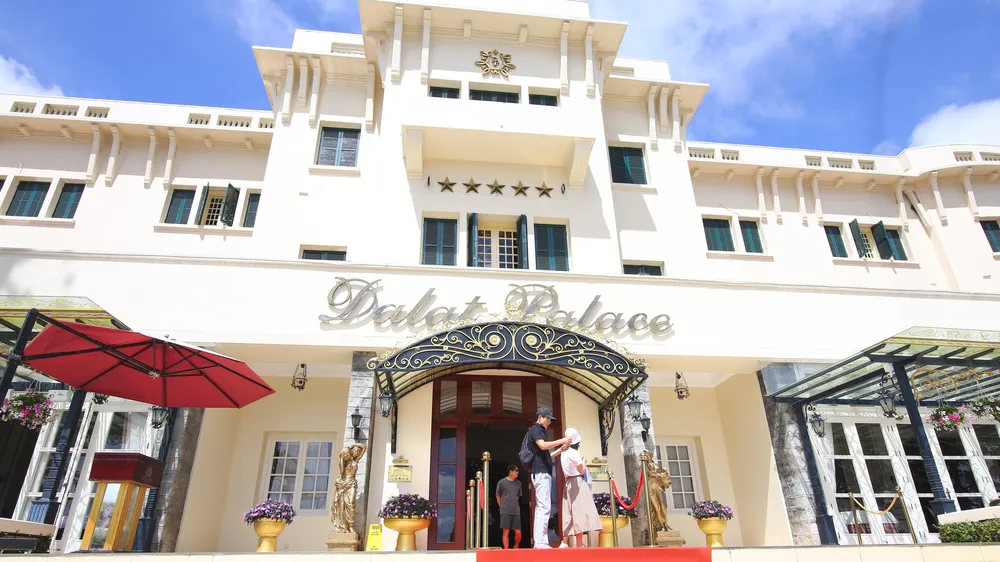 Mặt tiền khách sạn Dalat Palace mang vẻ cổ kính và sang trọng (ẢNH: VĂN PHONG)