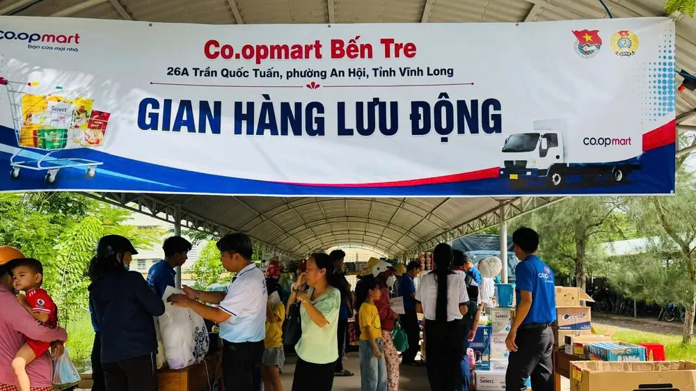 Người dân Vĩnh Long mua hàng Việt lưu động do siêu thị Co.opmart tổ chức (CHÂU ANH)