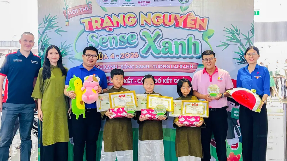 Học sinh nhận giải hội thi Trạng nguyên Sense xanh 2026 tại Sense City đường Phạm Văn Đồng (ẢNH: LAN ANH)