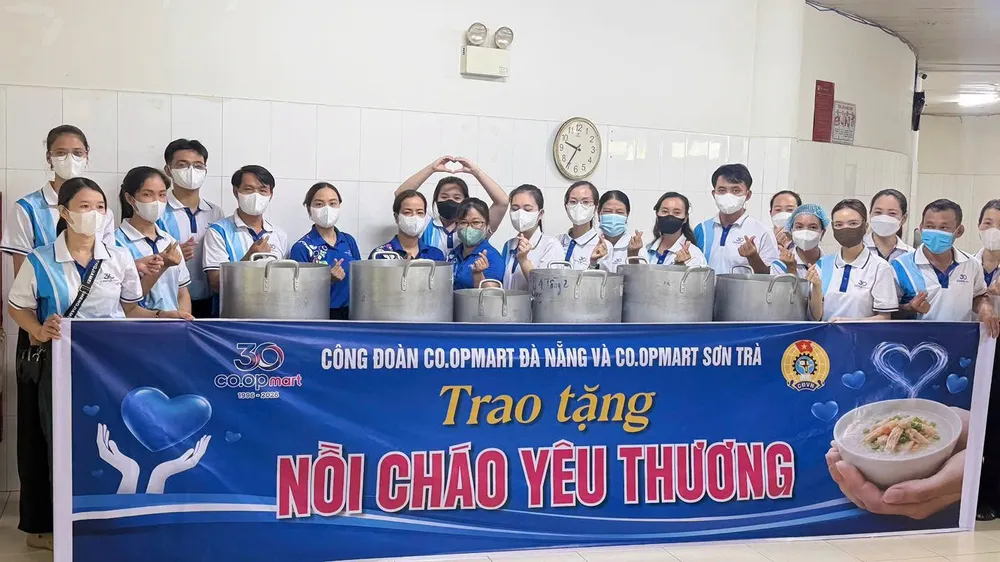 Cán bộ, nhân viên Co.opmart Đà Nẵng và Co.opmart Sơn Trà chuẩn bị những suất cháo miễn phí trao đến bệnh nhân tại Bệnh viện Ung bướu Đà Nẵng (HỒNG ANH)