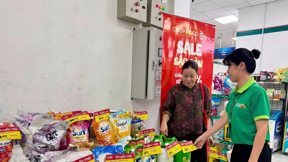 Người dân mua sắm tại “Phiên chợ hạnh phúc” ở Hà Nội (HOÀNG HÀ)