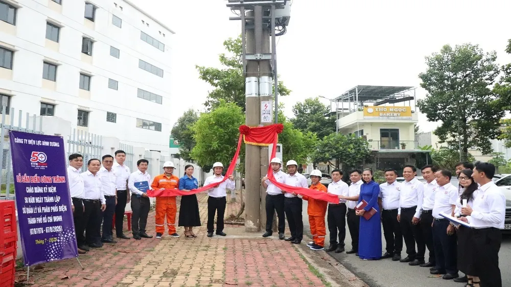 Lễ gắn biển khánh thành công trình của Công ty Điện lực Bình Dương (ẢNH: MINH VIỆT)