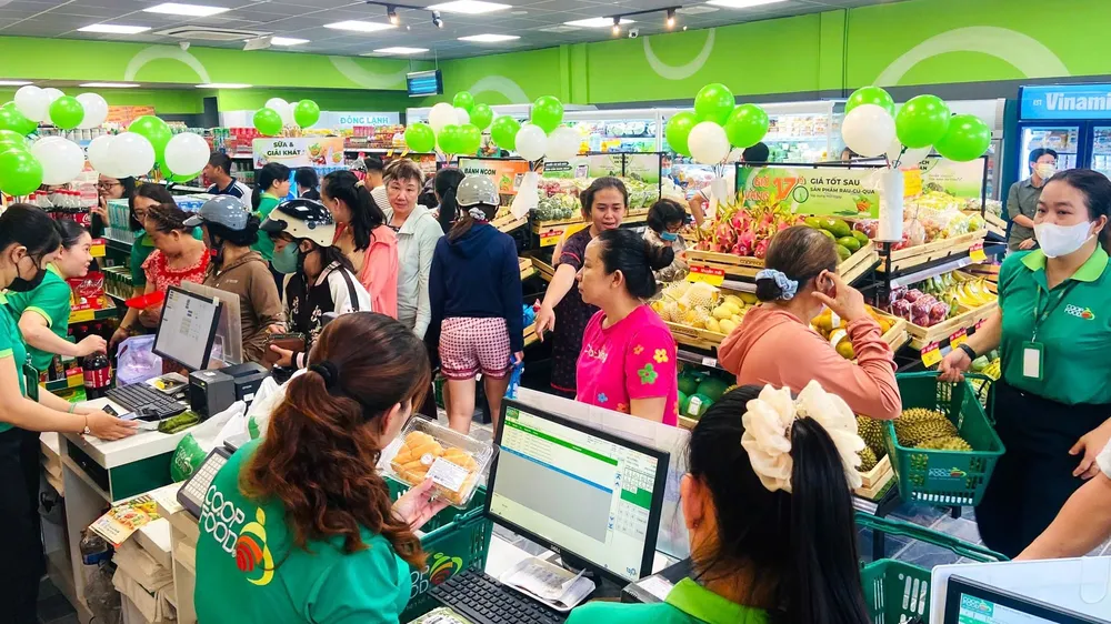 Khách hàng mua sắm tại một cửa hàng Co.op Food vừa khai trương đầu tháng 8 tại TPHCM (ẢNH: HỒNG CHÂU)