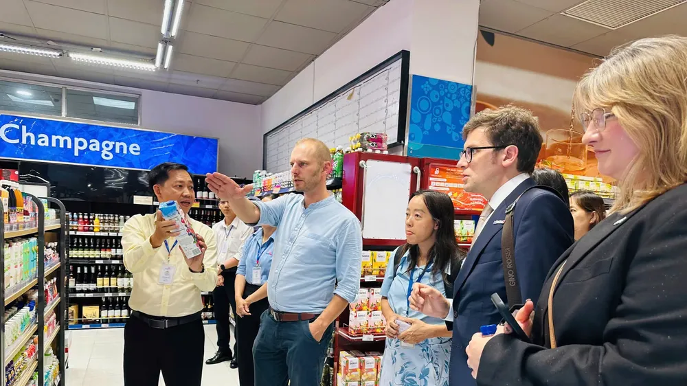 Đoàn doanh nghiệp Ba Lan tìm hiểu mô hình bán lẻ tại Co.opmart xa lộ Hà Nội, TPHCM (ẢNH: HỒNG ANH)