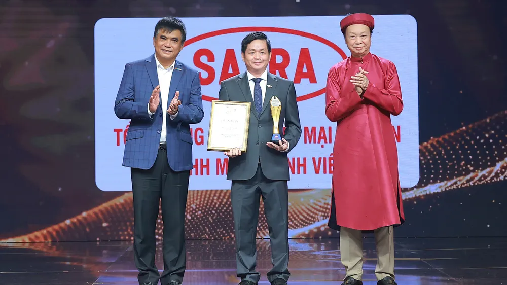 Tổng Giám đốc SATRA Lâm Quốc Thanh, đại diện SATRA nhận danh hiệu "Dấu ấn thương hiệu Việt hàng đầu" mùa 2-2026 (ẢNH: SATRA)