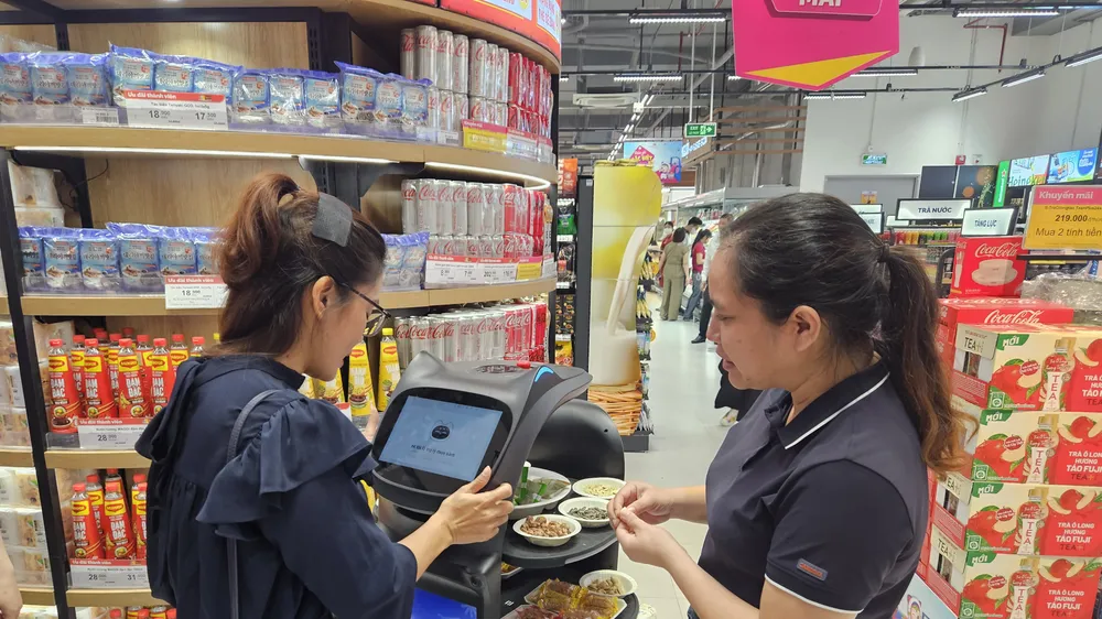 Saigon Co.op đưa robot vào các điểm bán Co.opmart để phục vụ khách hàng (ẢNH: NGỌC ANH)