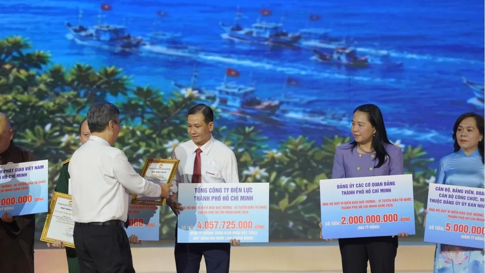 Ông Phạm Văn Thảo – Phó Chủ tịch Công đoàn EVNHCMC đại diện EVNHCMC trao số tiền 4.057.725.000 đồng ủng hộ Quỹ “Vì biển đảo quê hương - Vì tuyến đầu Tổ quốc” TP.HCM.