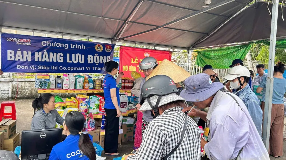 Người dân Cần Thơ mua hàng lưu động tại điểm bán của Co.opmart Vị Thanh tổ chức (MINH ANH)