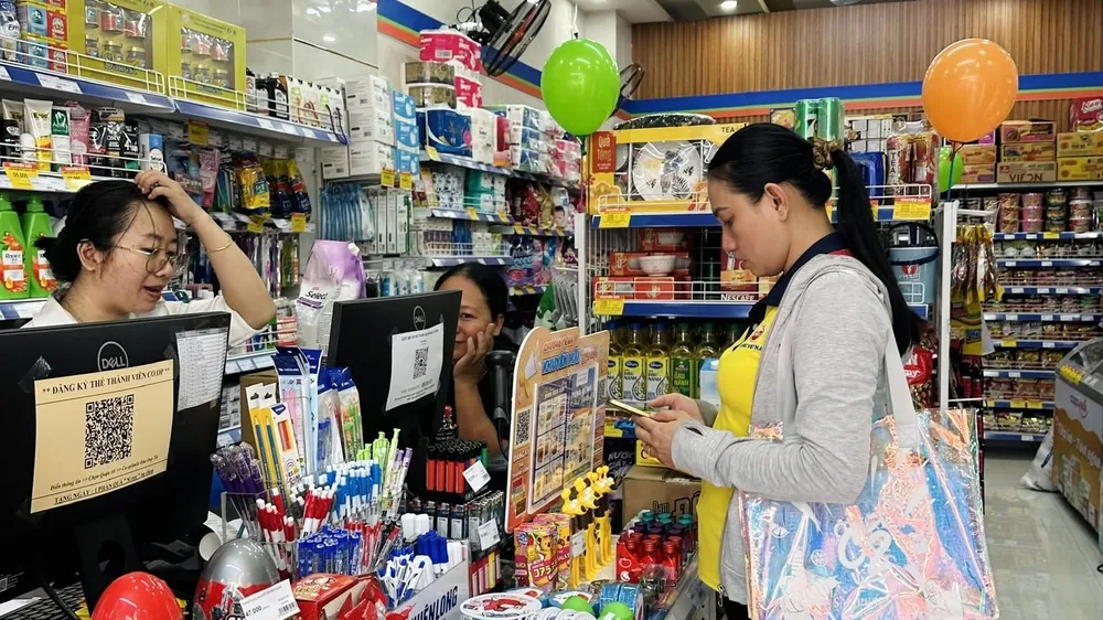 Cửa hàng Co.op Smile thu hút khách nhờ tiện lợi, gần khu dân cư (ẢNH: HỒNG ANH)