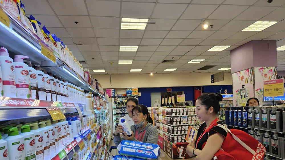 Khách hàng mua sắm hóa mỹ phẩm tại siêu thị Co.opmart (MINH HẠNH)