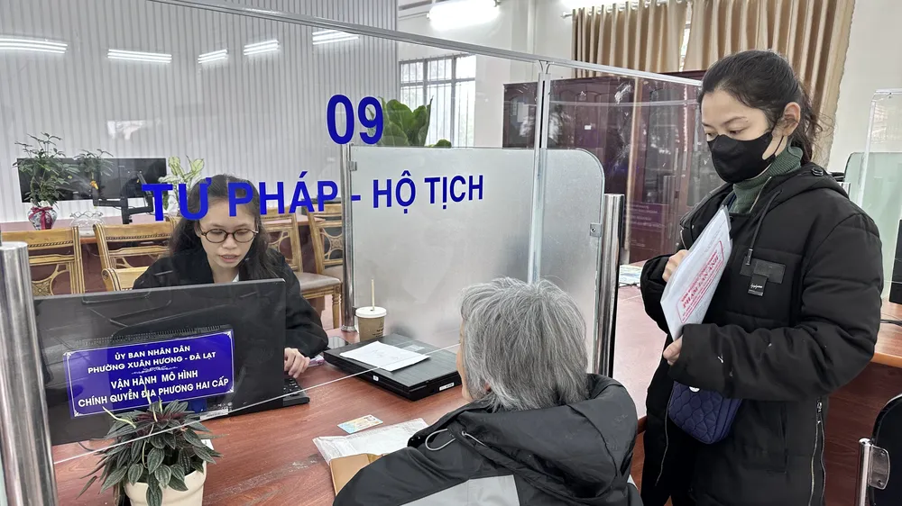 Người dân làm thủ tục hành chính tại Trung tâm Phục vụ hành chính công phường Xuân Hương - Đà Lạt (tỉnh Lâm Đồng) (ẢNH: ĐOÀN KIÊN)