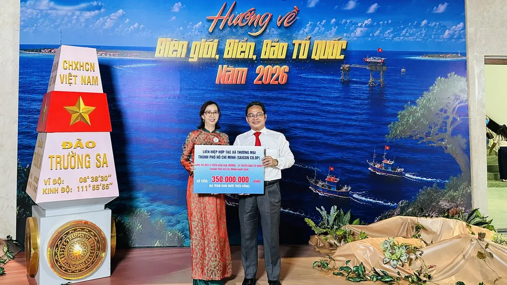 Đại diện Saigon Co.op trao bảng tượng trưng 350 triệu đồng ủng hộ Chương trình “Hướng về biên giới, biển, đảo Tổ quốc” năm 2026 (ẢNH: CHÂU ANH)
