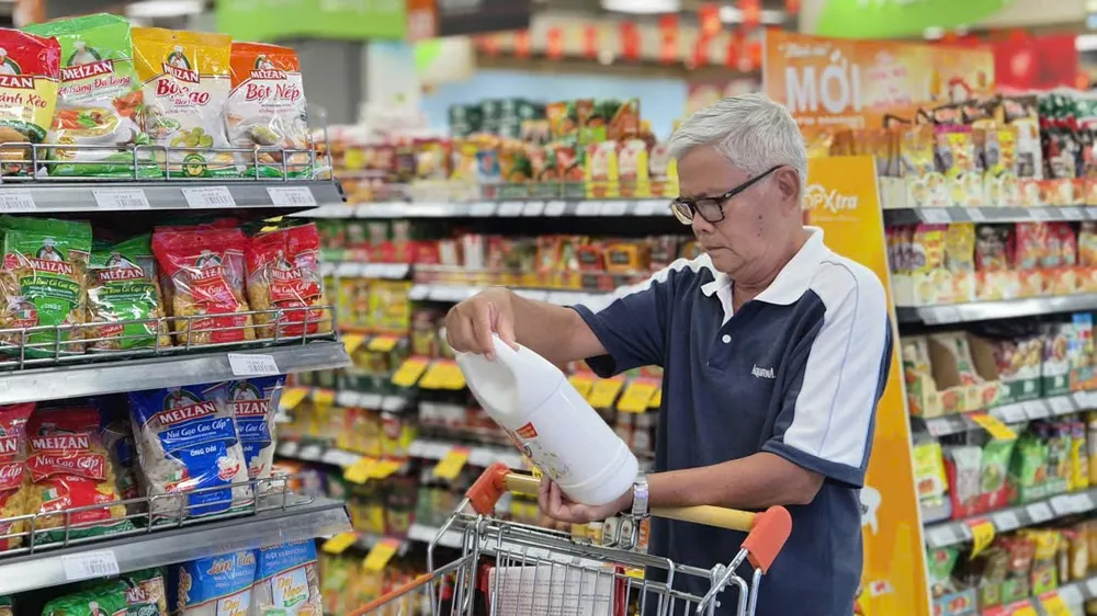 Người tiêu dùng cân nhắc kỹ giá bán, thành phần và công dụng khi lựa chọn sản phẩm tại siêu thị (ẢNH: NGỌC THÙY)