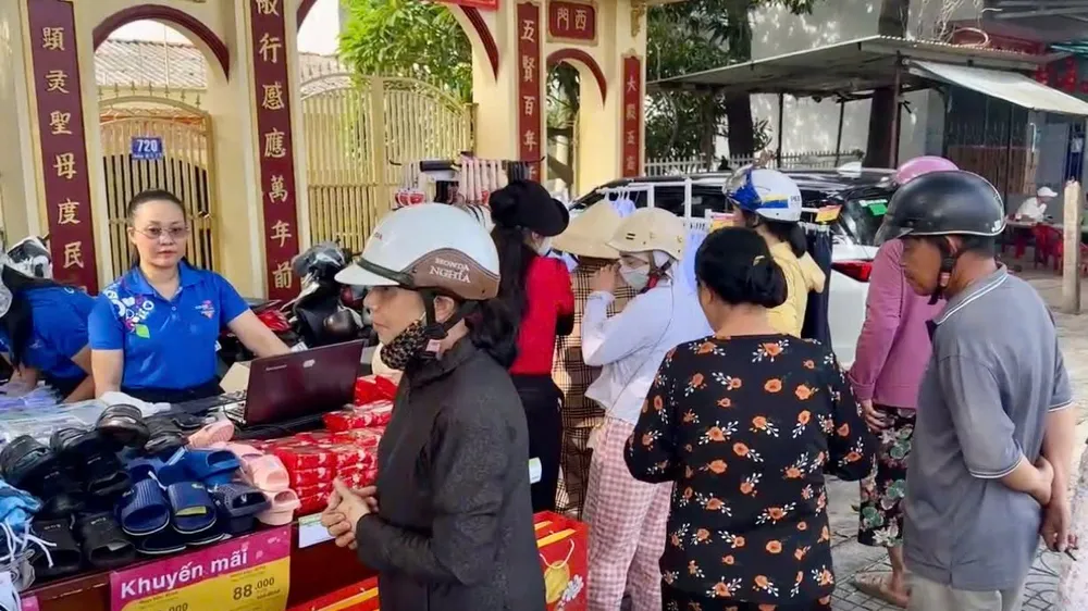 Chuyến xe bán hàng lưu động tại phường Phước Thắng, TPHCM thu hút người dân mua sắm (ẢNH: HỒNG ANH)