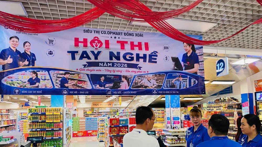 Nhân viên siêu thị được chuẩn hóa kỹ năng phục vụ khách hàng (ẢNH HỒNG CHÂU)