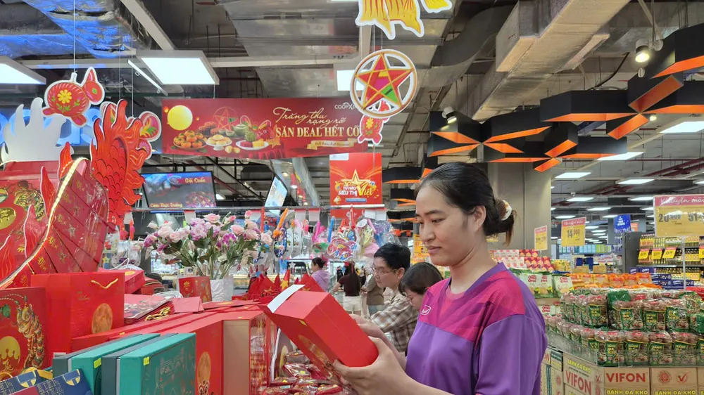 Bánh trung thu được làm từ nông sản thu hút khách mua (ẢNH: MAI ANH)