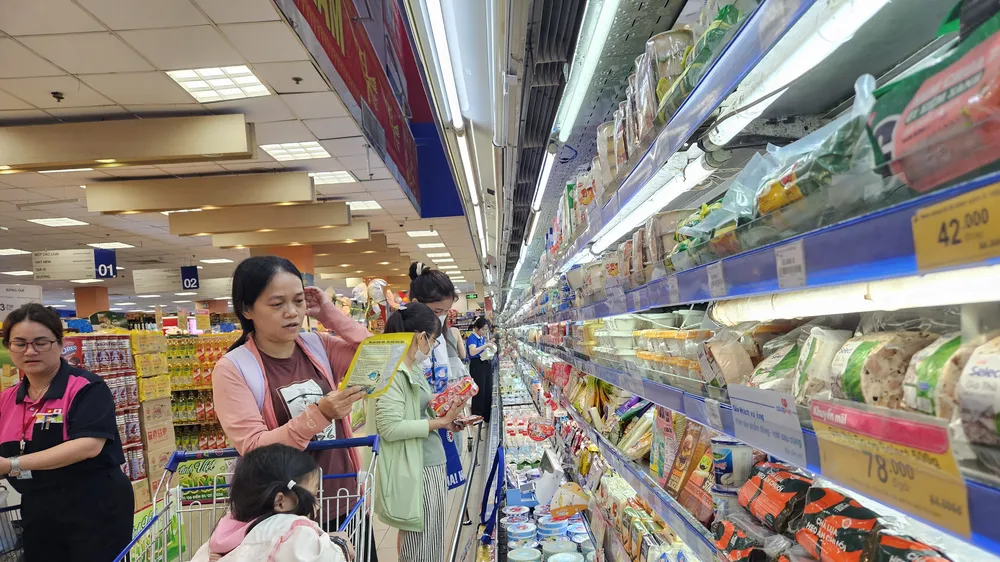 Thực phẩm lên men đa dạng phục vụ khách hàng (ẢNH: AN CHI)