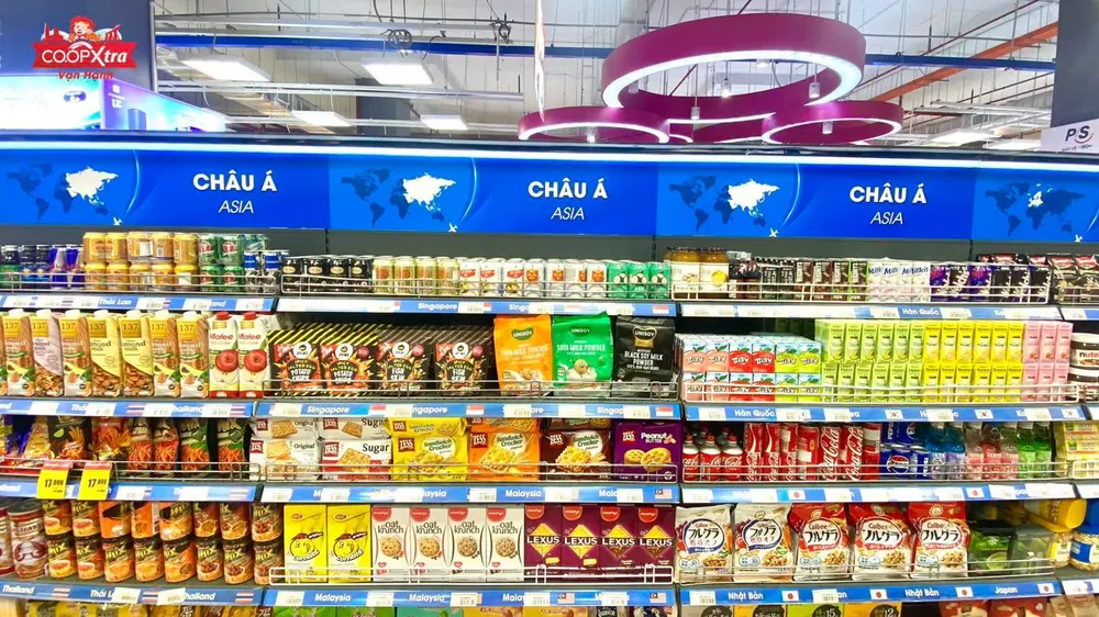 Phân khu theo xuất xứ của hàng nhập khẩu tại Co.opXtra Vạn Hạnh (ẢNH: MINH NHI)