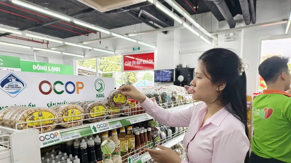 Người tiêu dùng chọn sản phẩm tại hệ thống bán lẻ SATRA (ẢNH: HOÀNG HÙNG)