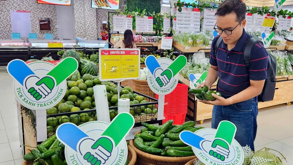 Sản phẩm “Tick xanh trách nhiệm” được ưu tiên quầy kệ tại hệ thống bán lẻ SATRA (ẢNH: HOÀNG HÙNG)