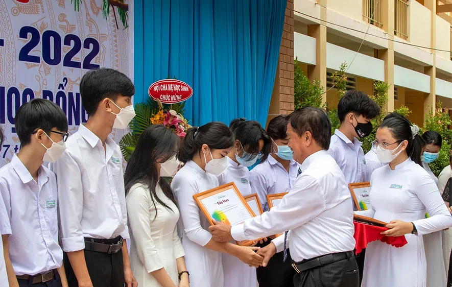Quỹ Hỗ trợ Giáo dục Lê Mộng Đào trao tặng 100 suất học bổng hiếu học tại Đồng Nai